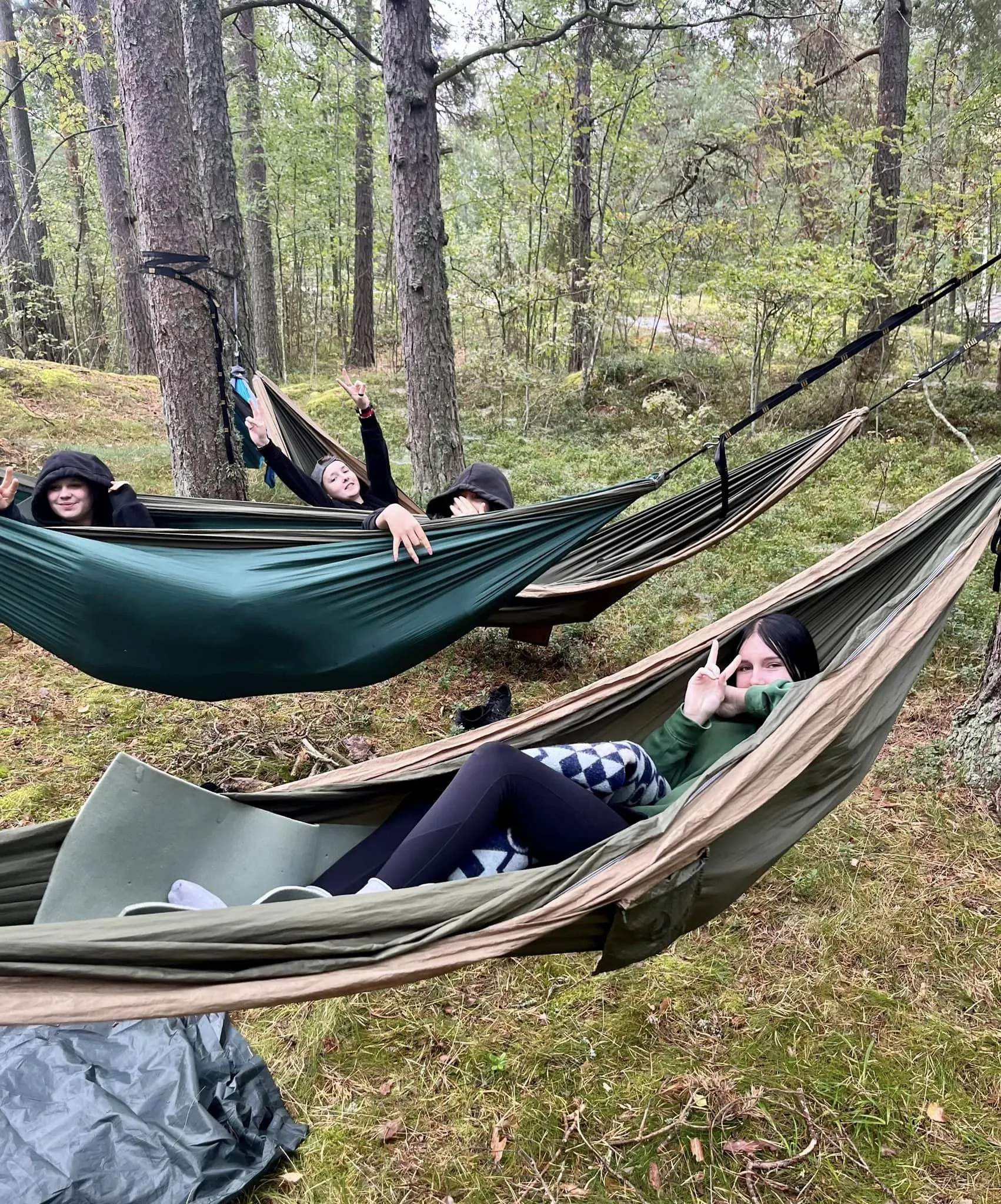 Osoby leżące w hamakach