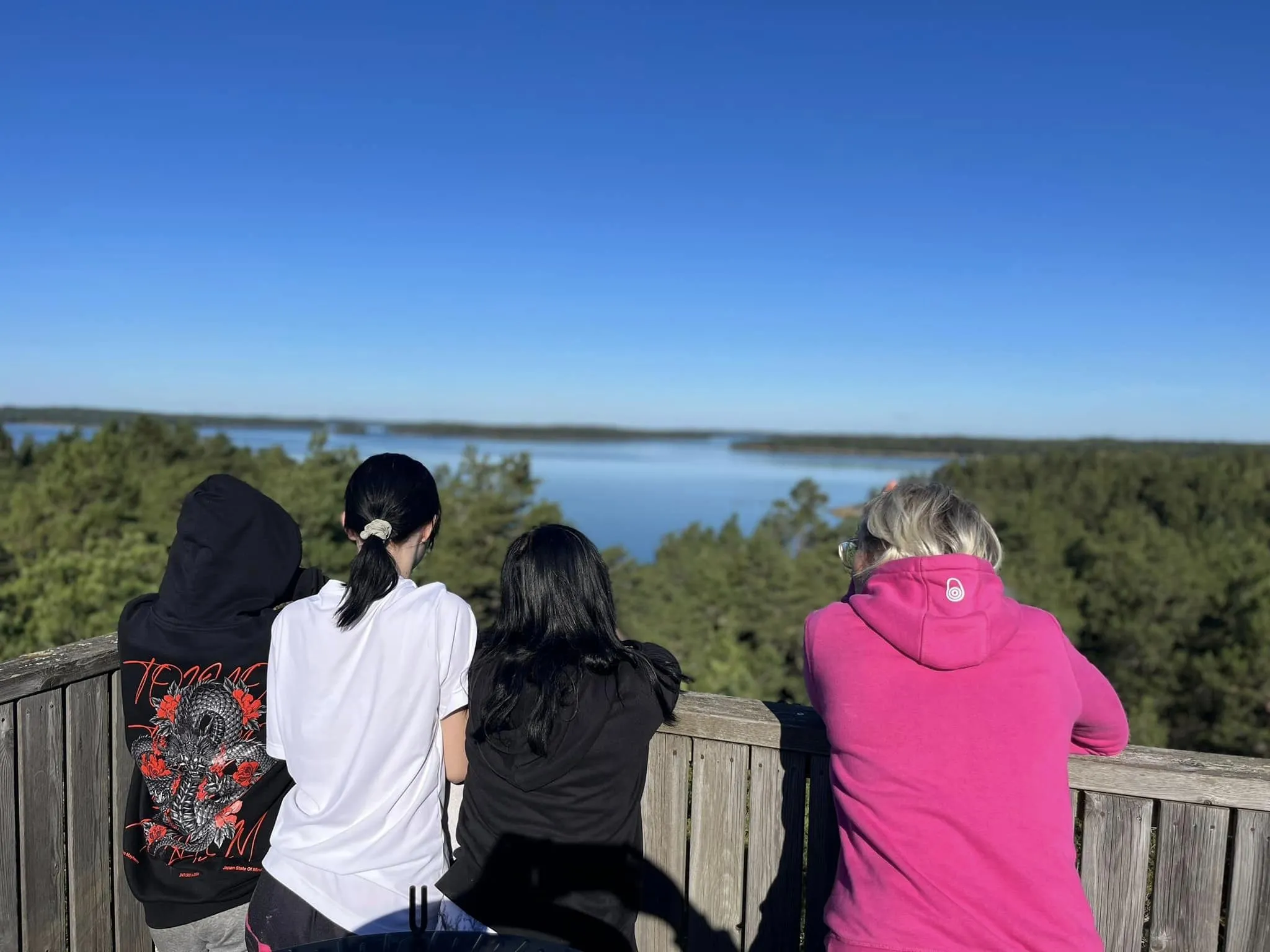 Osoby patrzą na krajobraz z platformy widokowej