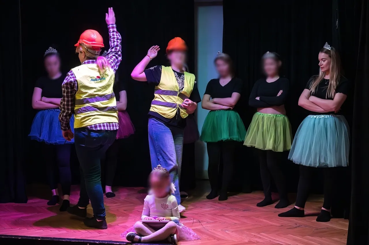 Młodzież na scenie teatralnej