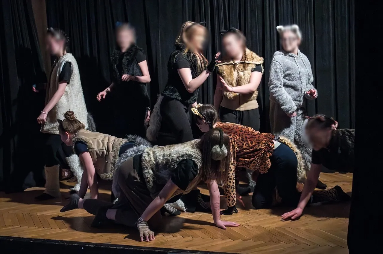 Młodzież na scenie teatralnej