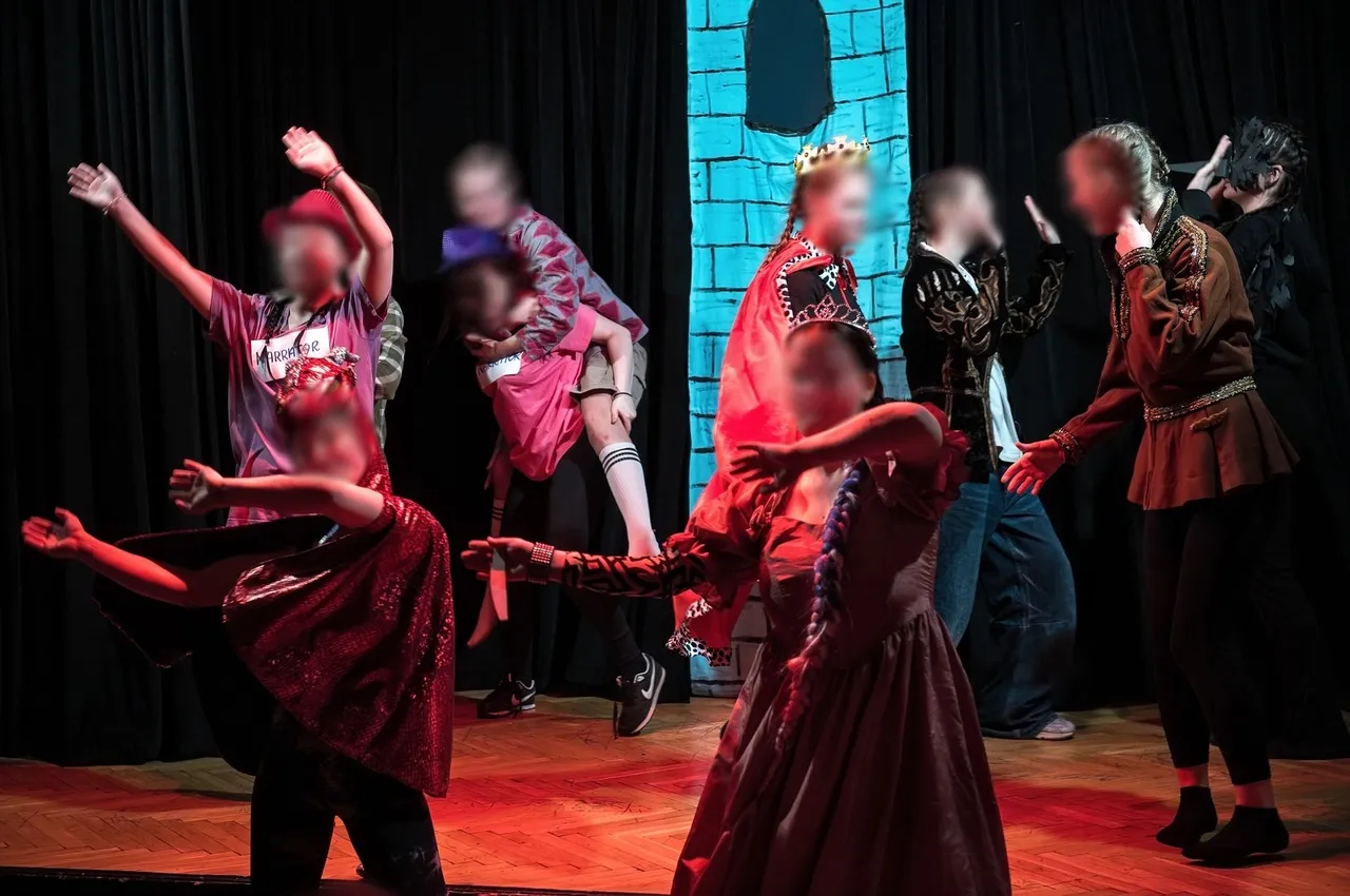 Młodzież na scenie teatralnej