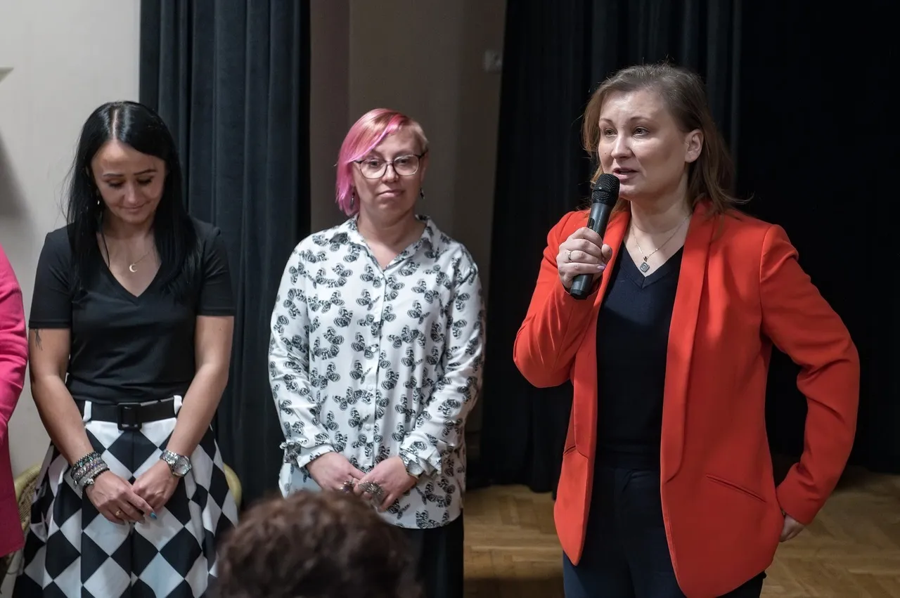 Jedna osoba mówi przez mikrofon