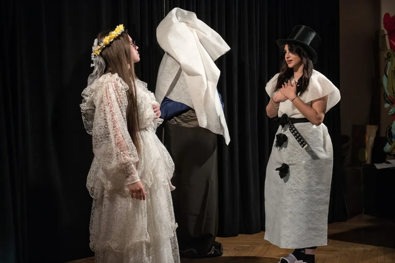 Trzy osoby na scenie