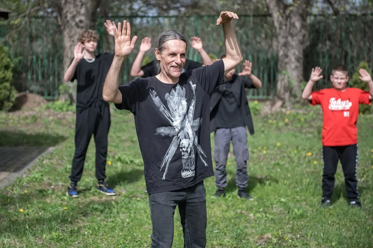 Osoby stoją na trawie