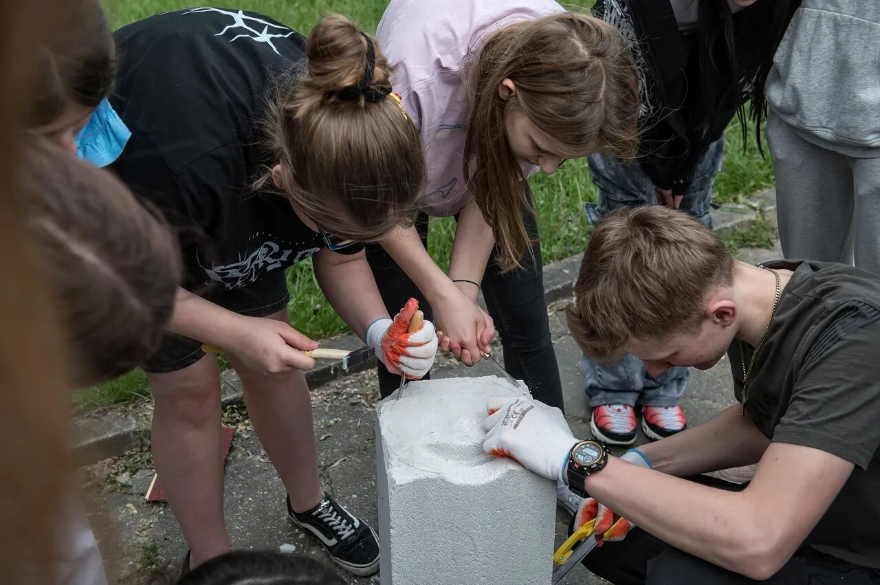 Młodzież rzeźbi w kamieniu