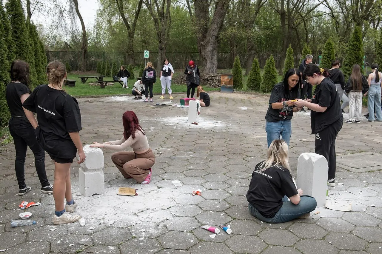 Młodzież rzeźbi w kamieniu