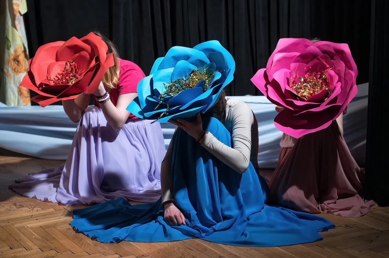 Trzy osoby na scenie