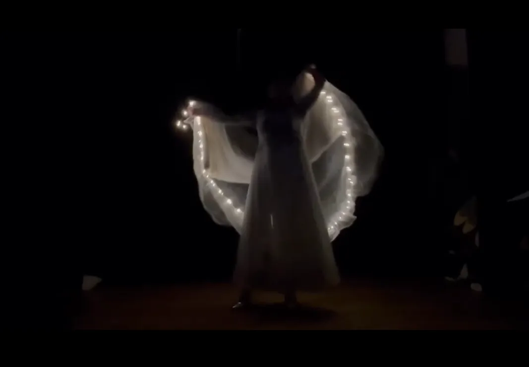 Osoba stojąca na scenie