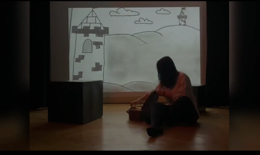 Osoba siedząca na scenie