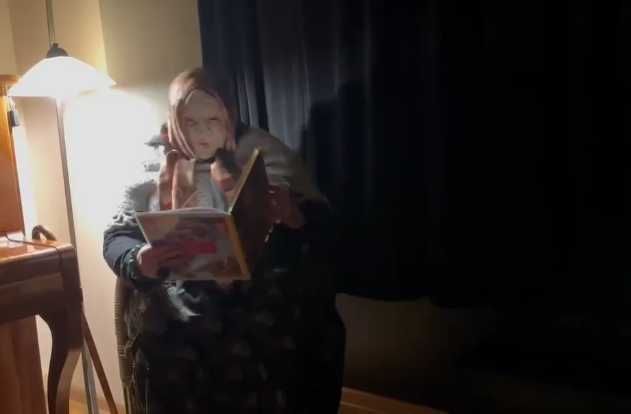 Starsza kobieta siedzi i czyta książkę