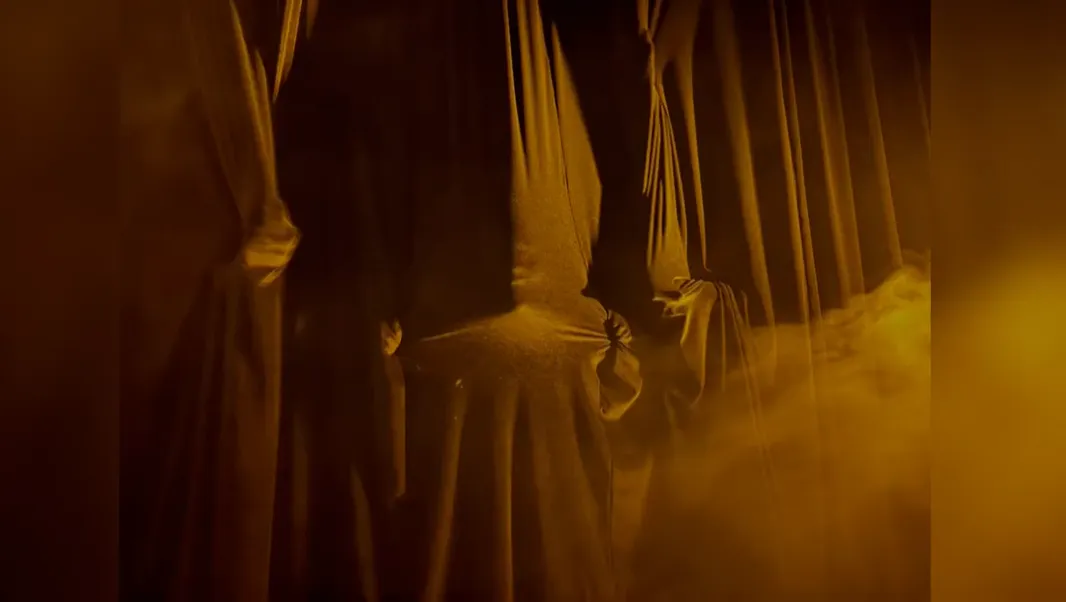 Twarze prześwitujące przez kotarę