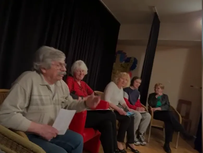 Jury siedzące na scenie 