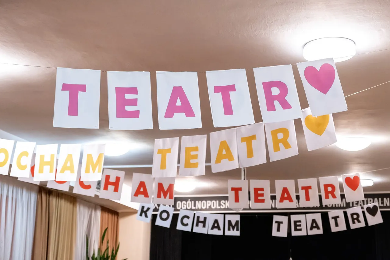 Wiszące pod sufitem kartki z napisem Kocham Teatr