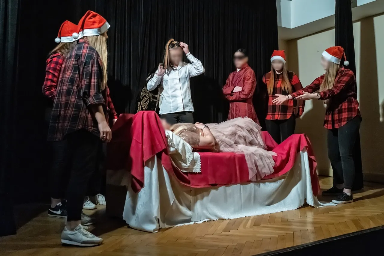 Osoby na scenie odgrywają spektakl teatralny