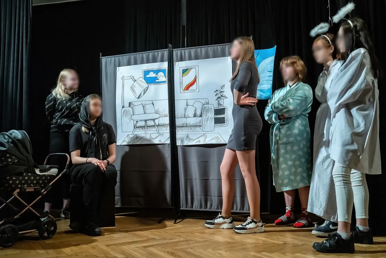 Osoby na scenie odgrywają spektakl teatralny