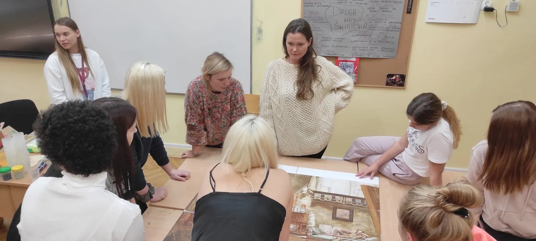 Osoby oglądają fotografie i rozmawiają