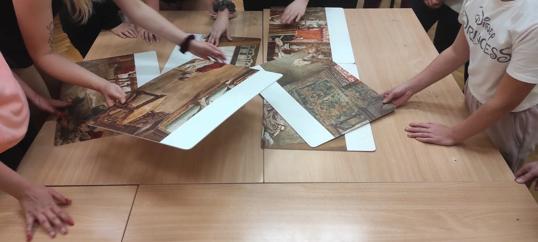 Osoby przeglądają fotografie