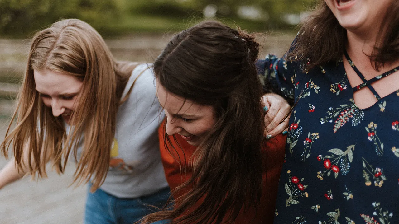 trzy rozbawione dziewczyny 