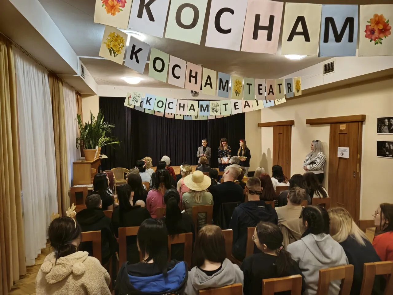 Publiczność siedząca przed sceną