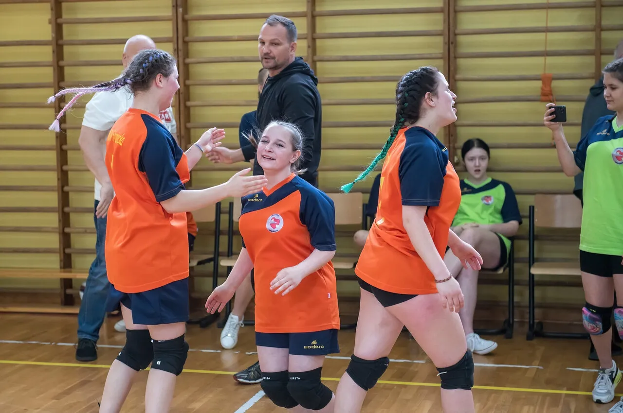 Młodzież w sali gimnastycznej