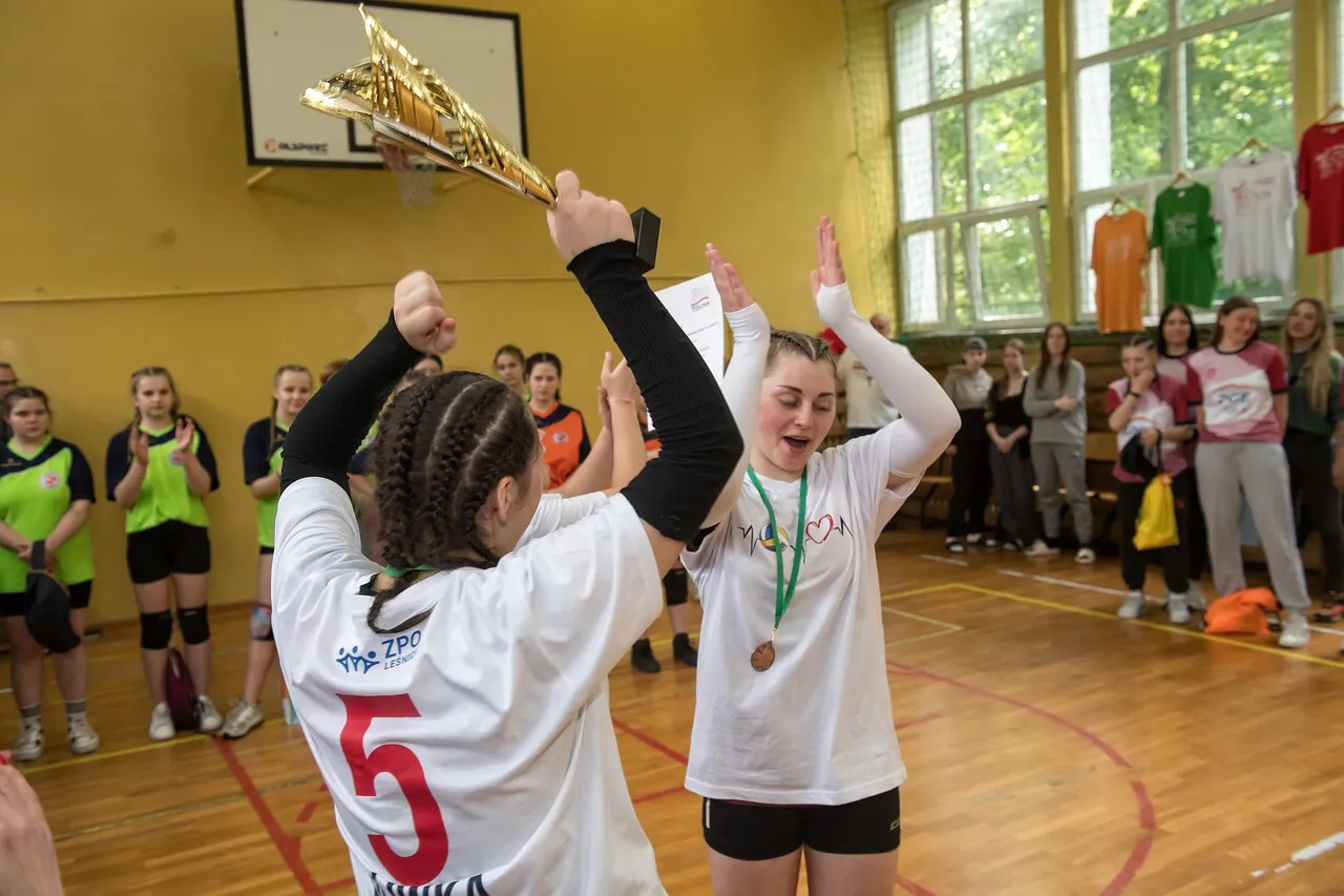 Młodzież w sali gimnastycznej