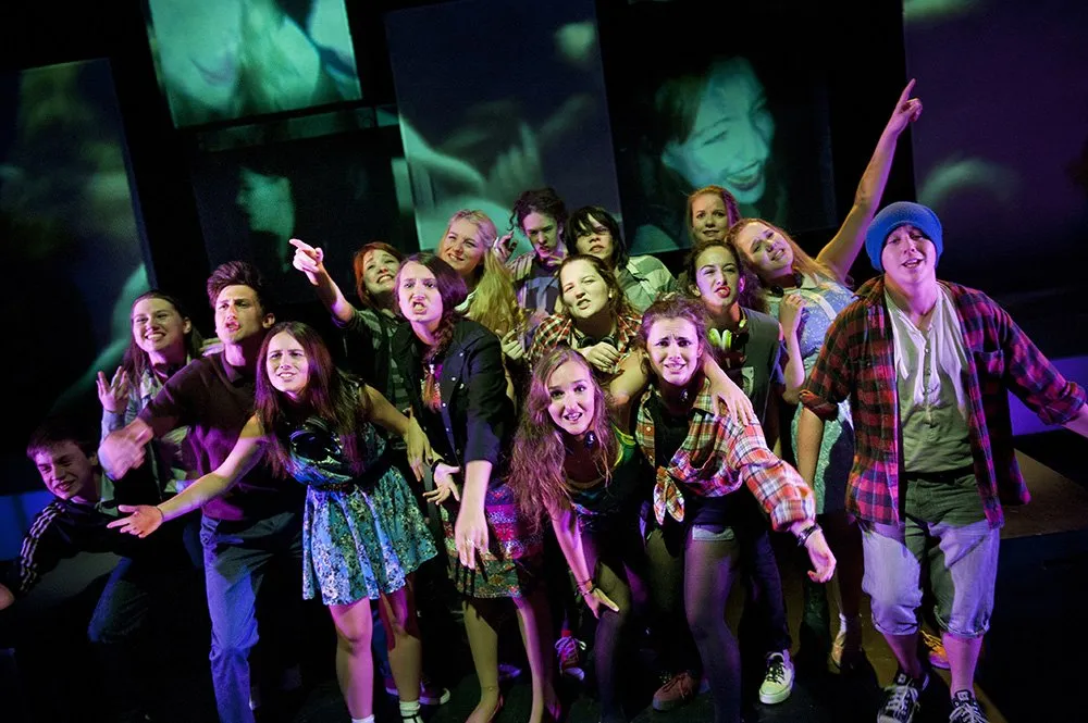 grupa młodzieży na scenie