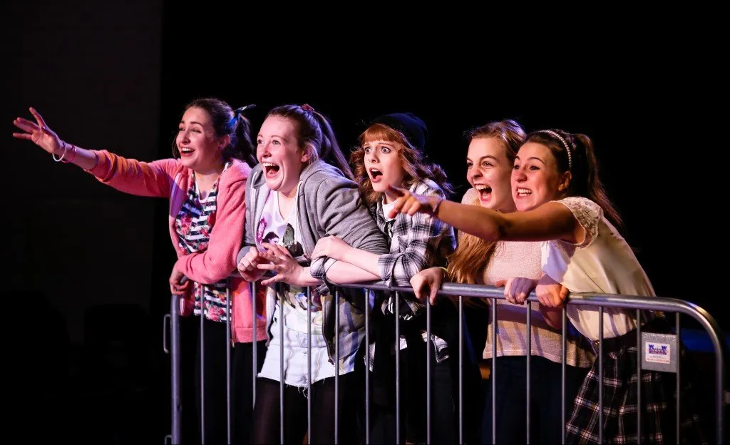 dziewczyny oparte o barierkę krzyczą