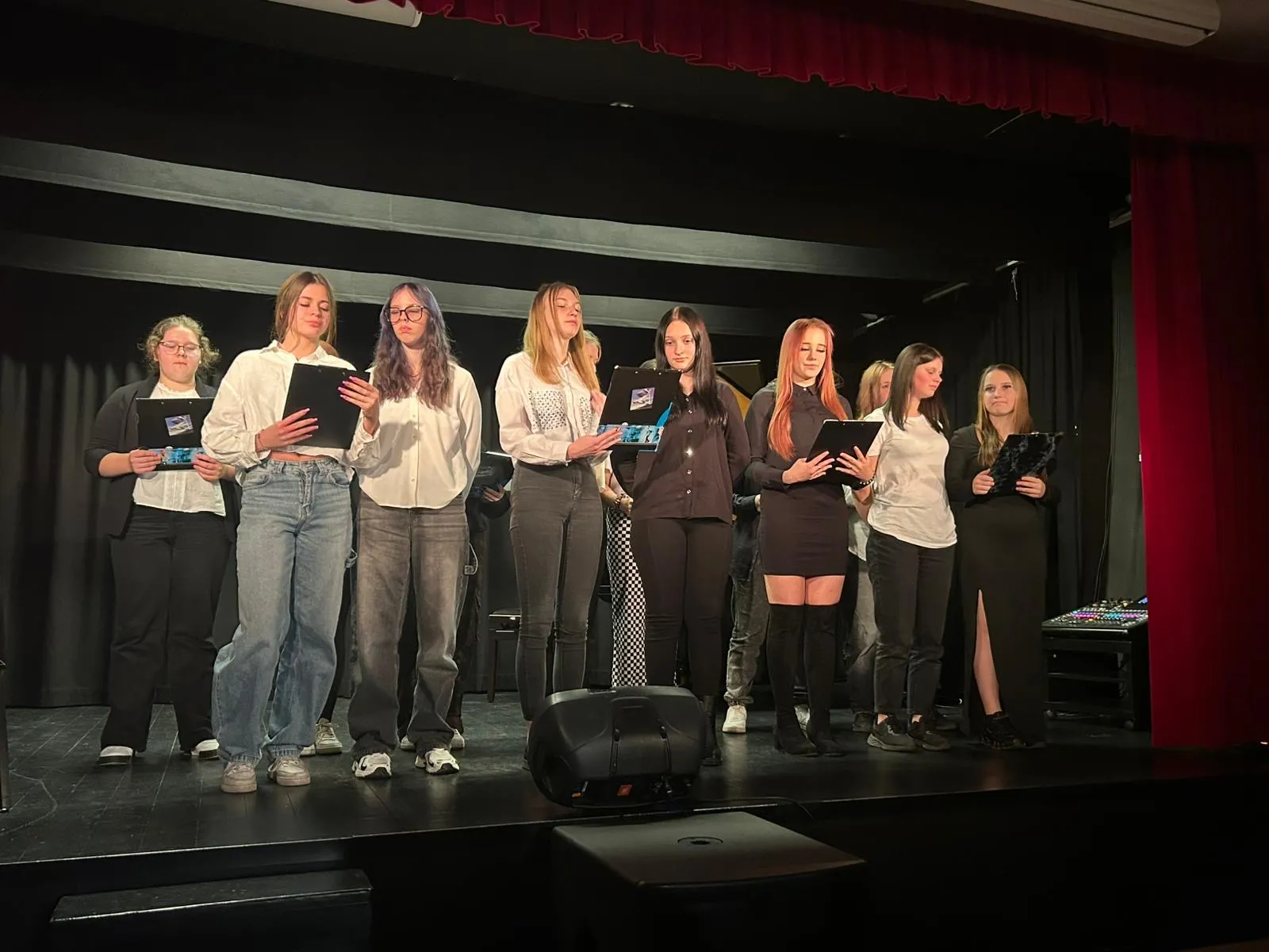 Młodzież na scenie domu kultury