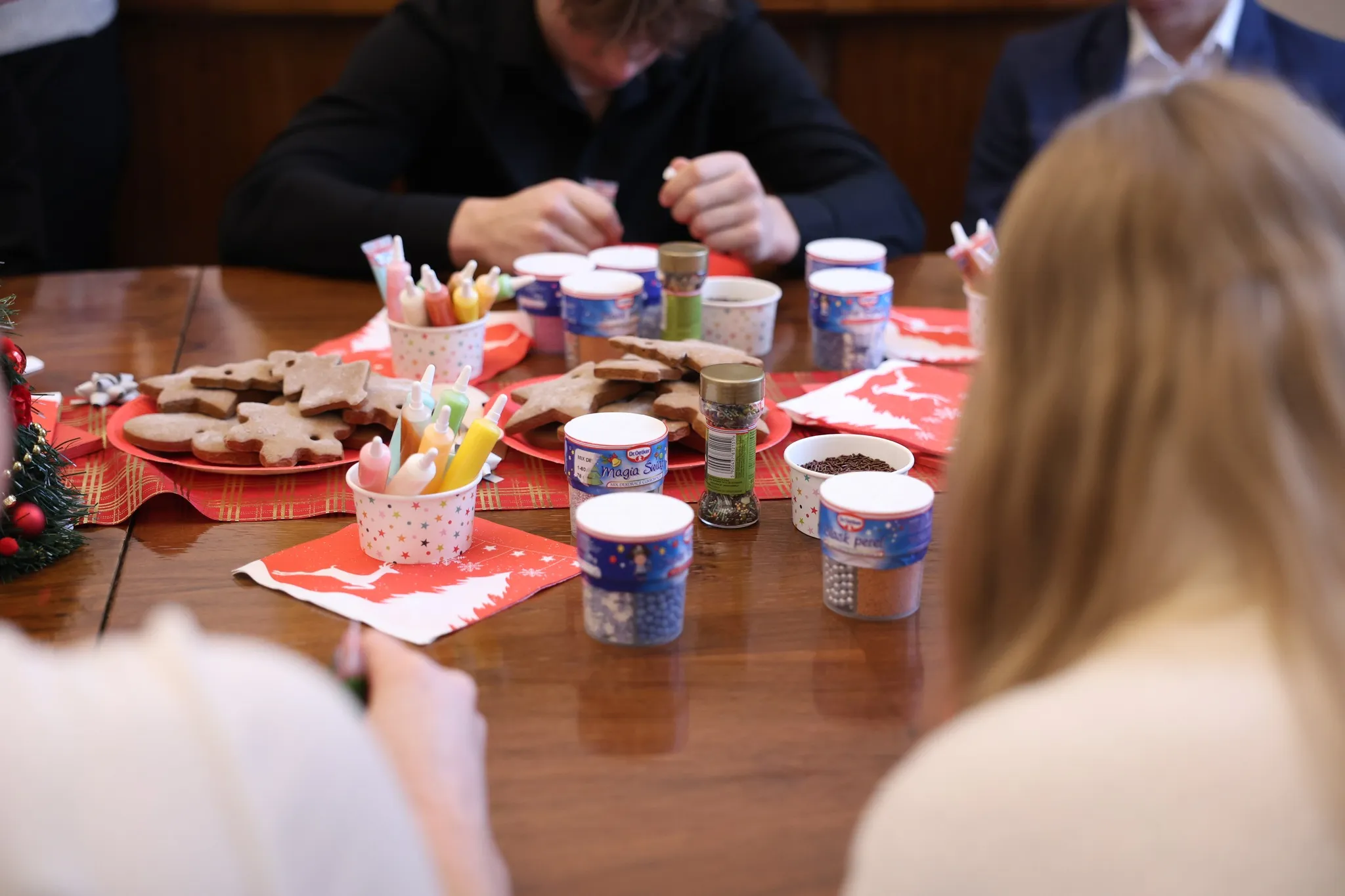 Młodzież zdobi pierniki