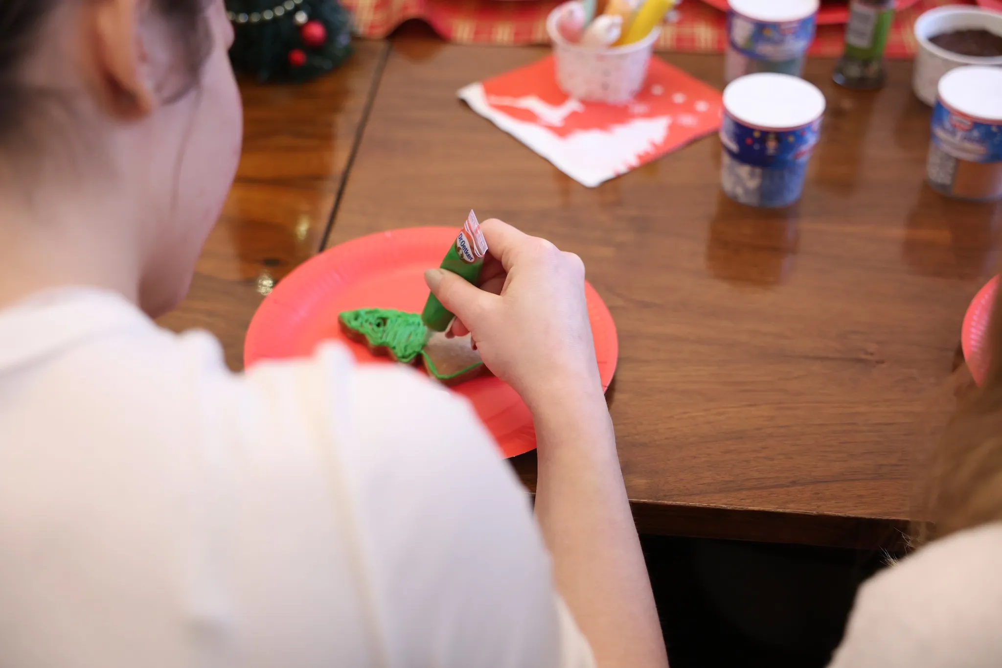 Młodzież zdobi pierniki