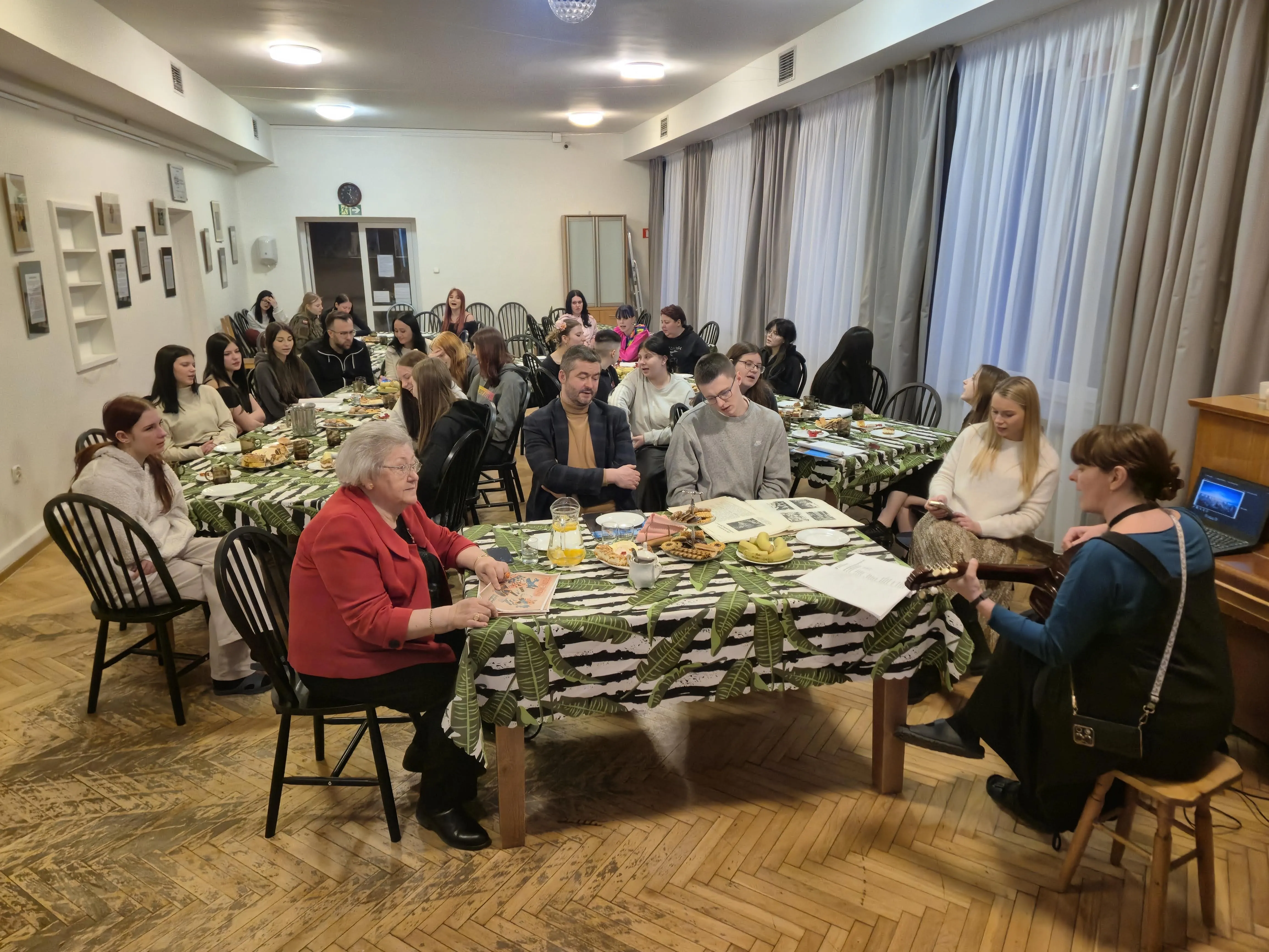 Młodzież i nauczyciele w pomieszczeniu